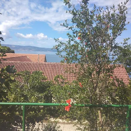 Apartment Apartman Leona Omis